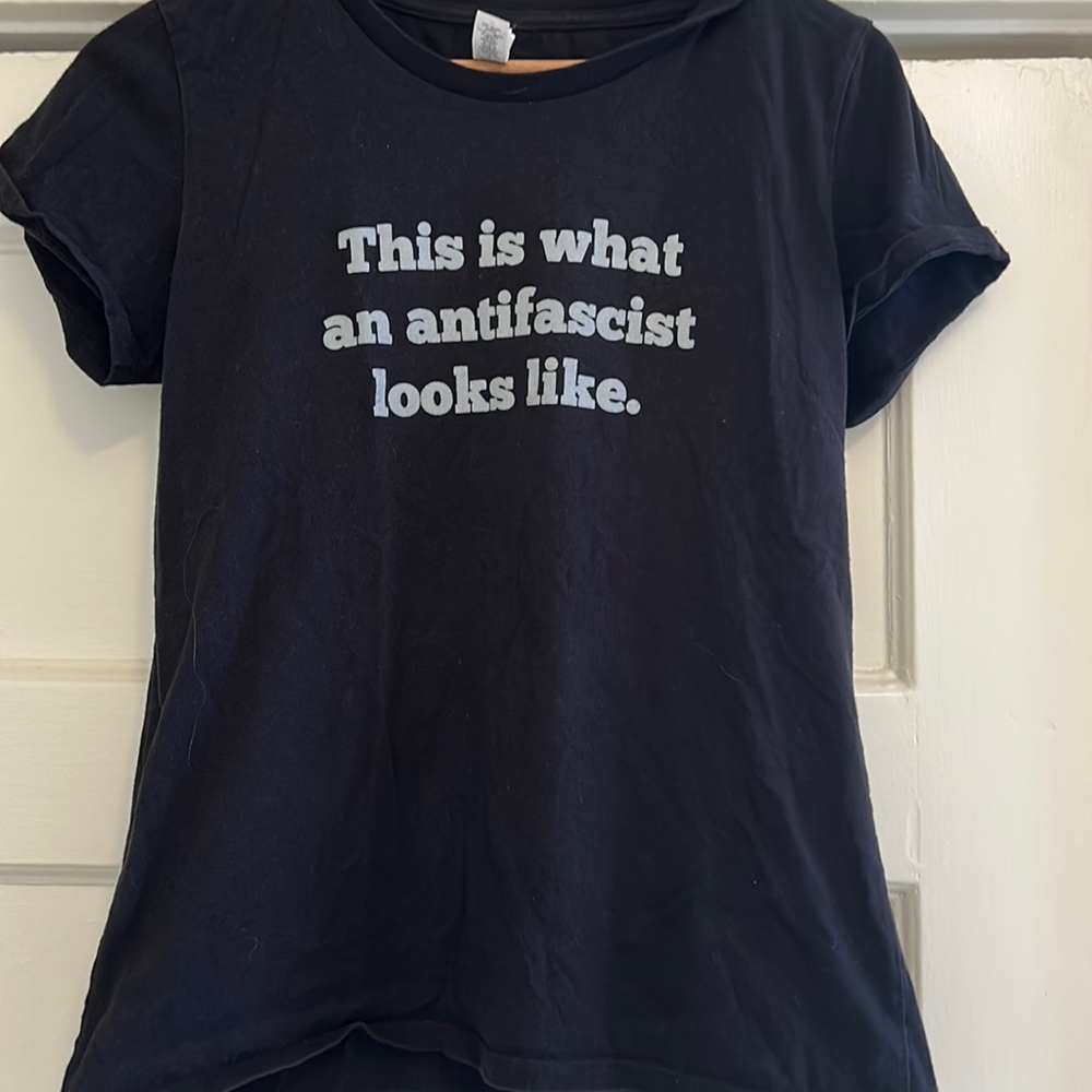 T shirt “This is what an antifascist looks like”